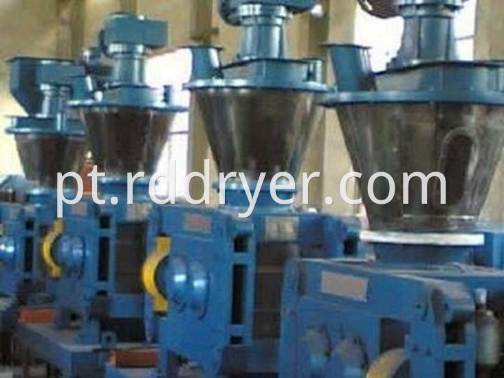 Dry granulating machine